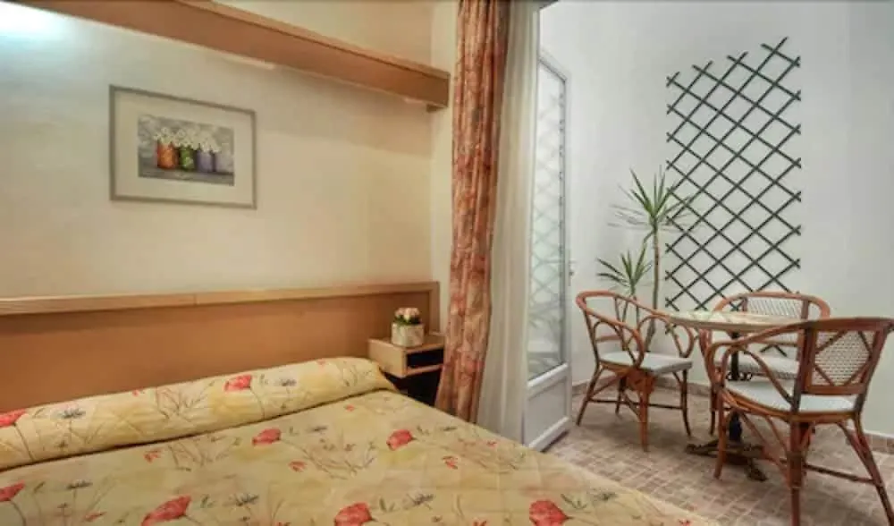 Hotel Edgar Quinet Paris 2*,